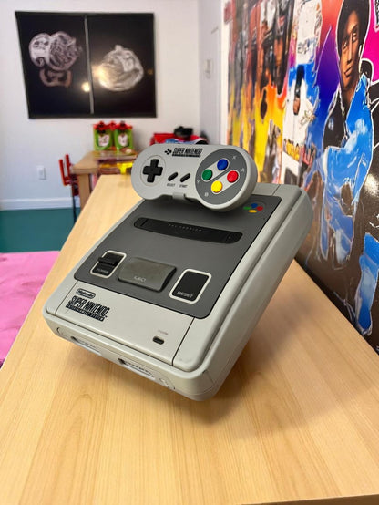Stand/Espositore per Super Nintendo (SNES) e il suo Gamepad