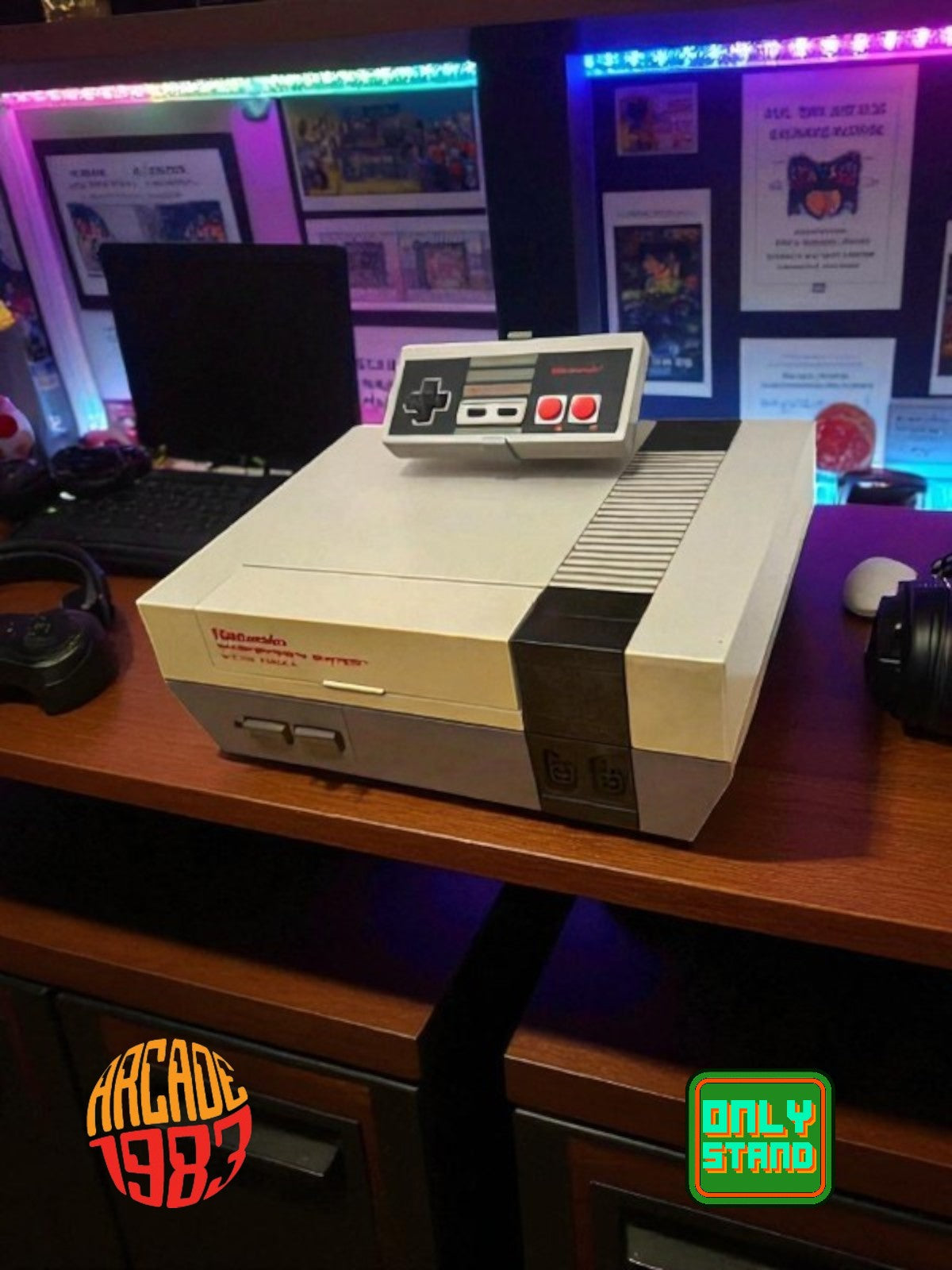 Stand/Espositore per Nintendo Entertainment System (NES) e il suo Gamepad